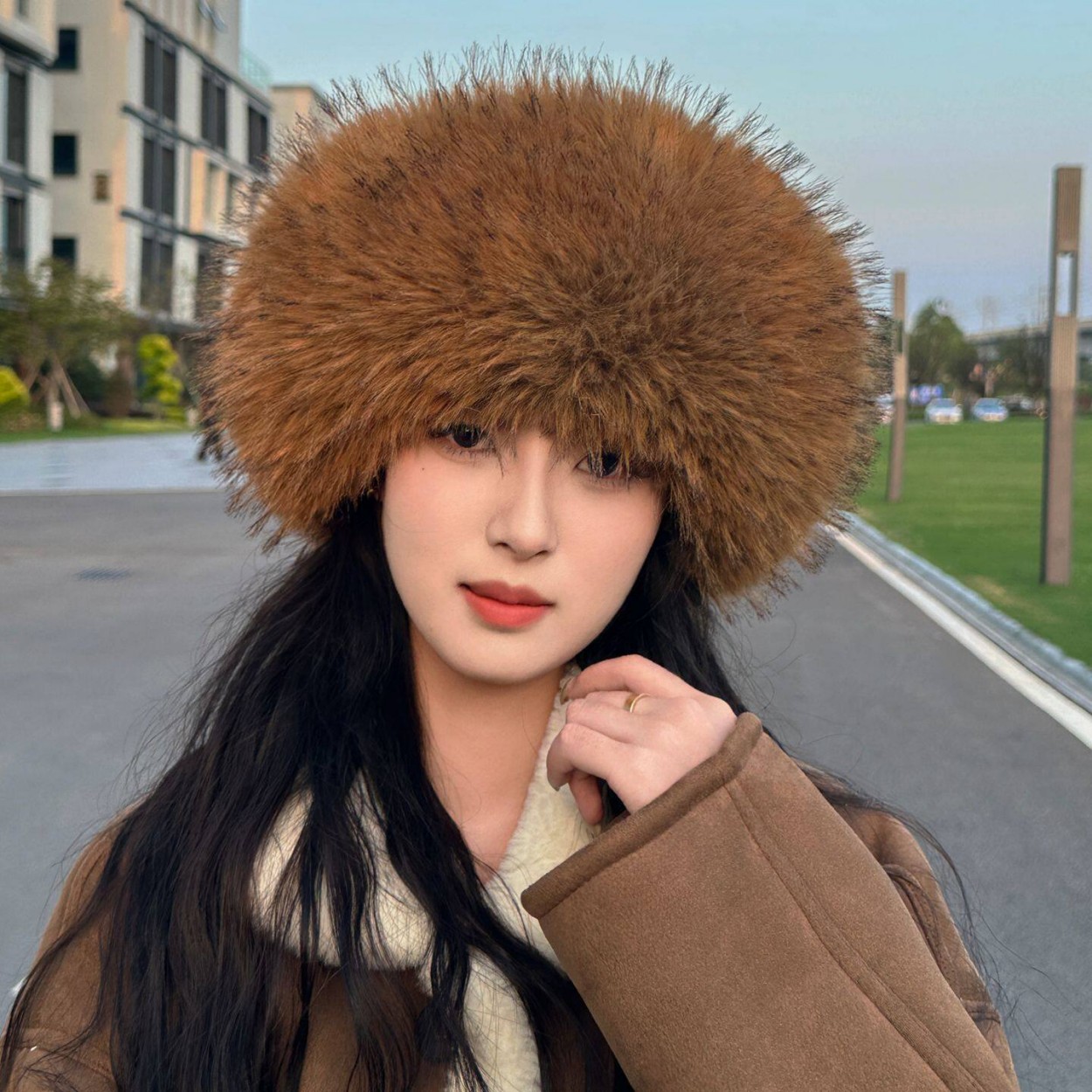 Women Fashion Hats - หมวกทรงกลมเปิดด้านบนทำจากขนเฟอร์เทียมนุ่มสบาย ให้ความอบอุ่นและหนานุ่ม หมวกแฟชั่นสำหรับใช้งานในชีวิตประจำวันกลางแจ้ง พร้อมสายคาดศีรษะสำหรับผู้หญิง