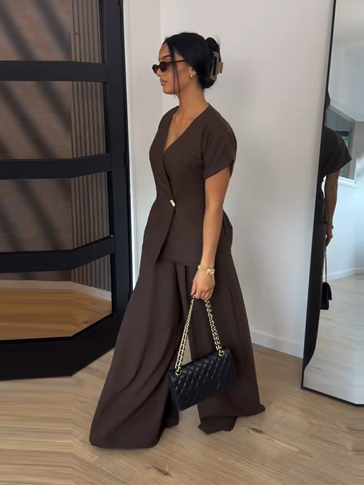 Wide Leg Palazzo Pants - ชุดเซ็ตผู้หญิงสไตล์วินเทจสีน้ำตาลสำหรับฤดูร้อน-ฤดูใบไม้ร่วง 2026 เสื้อคอวีแขนสั้นติดกระดุม กางเกงขายาวทรงกว้างจับจีบ ชุดใหม่สำหรับสุภาพสตรี